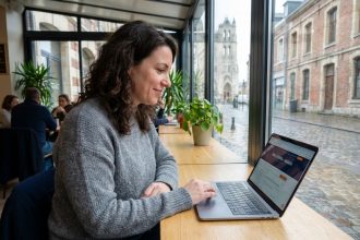 Femme travaillant sur son ordinateur dans un café à Amiens