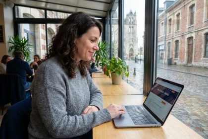 Femme travaillant sur son ordinateur dans un café à Amiens